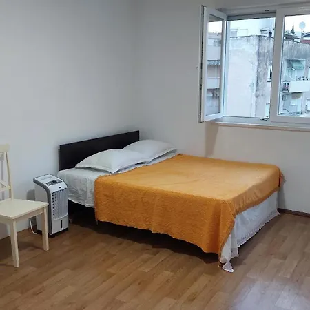With Private Toilet And Terrace In Center In Shared Apartmán *