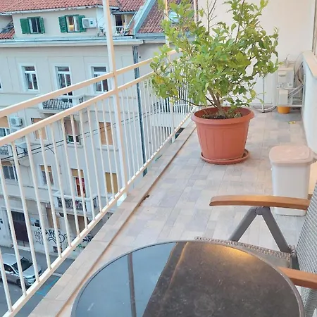 With Private Toilet And Terrace In Center In Shared Split