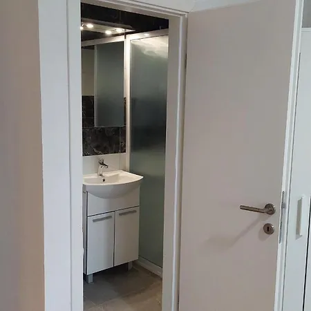 With Private Toilet And Terrace In Center In Shared Lejlighed
