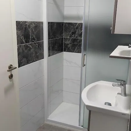 Lejlighed With Private Toilet And Terrace In Center In Shared Split